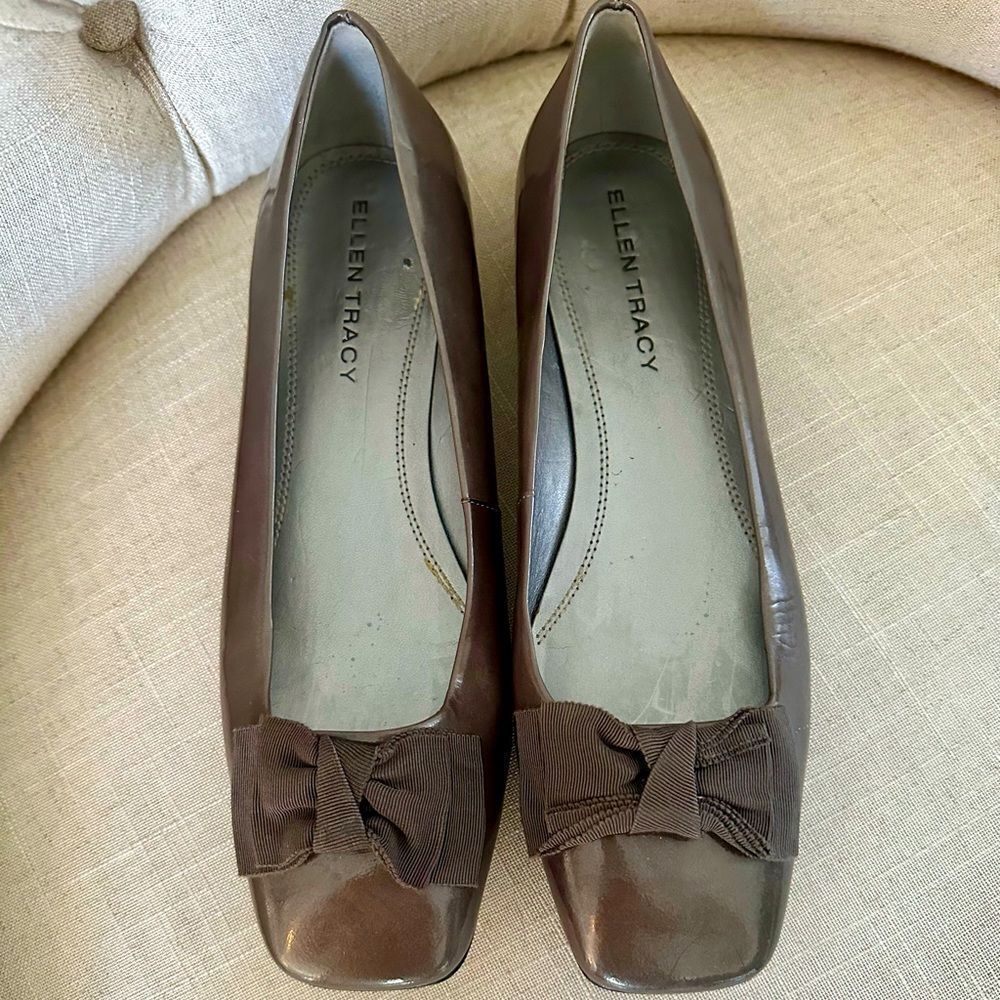 Ellen Tracy taupe, patten leather flats with bows.